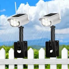 Batone センサーライト 屋外 ソーラーライト2個人感センサーライト 防犯カメラ型 ダミーカメラ 赤光威嚇 IP65防水防塵 電源配線不要 太陽光充電 自動夜間点灯 人感検知 800ルーメン360°角度調節可能 屋外照明 防災ライト ガーデンライ 国内発送