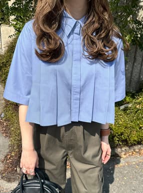 プリーツショート丈ブラウス