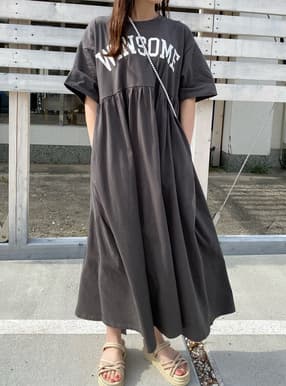 ロゴプリントギャザーフレアワンピース