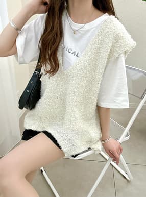 ロゴTシャツxラメニットベストアンサンブル