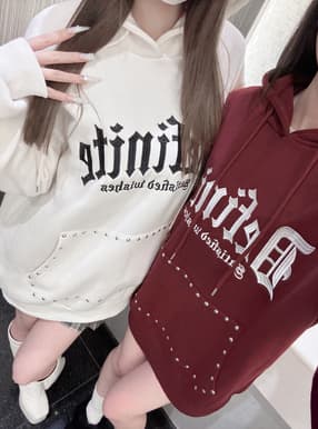 ロゴ刺繍スタッズスウェットパーカー