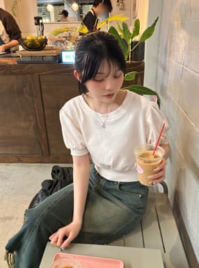 パフスリーブクロップド丈スウェットトップス