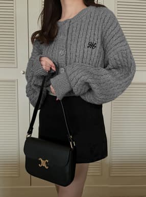ロゴ刺繍ケーブルニットショート丈カーディガン