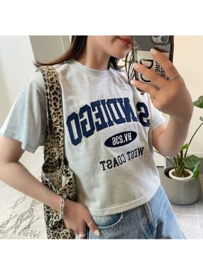 カレッジロゴ刺繍ショート丈Tシャツ