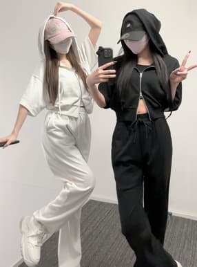 ショート丈パーカー×キャミ×ワイドパンツ裏毛セットアップ