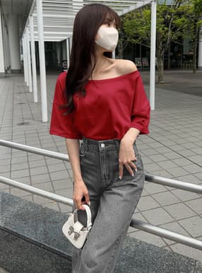 オフショルダーTシャツ