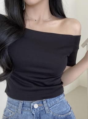 ワンショルダーTシャツ