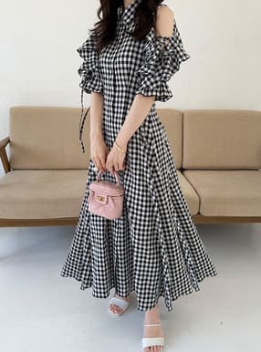 ギンガムチェック柄ショルダーオープンフリルワンピース