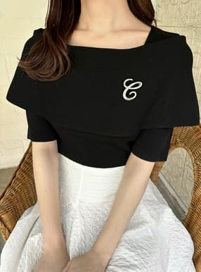 ビジューブローチ付きオフショルダーニットトップス