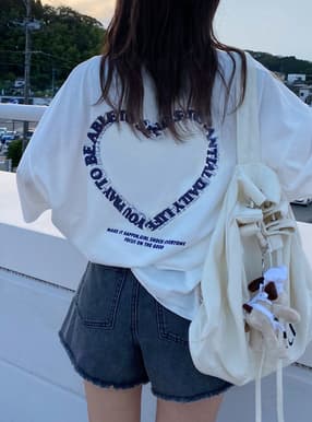 バックハートプリントサガラ刺繍Tシャツ