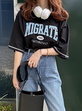 カレッジロゴステッチショート丈Tシャツ