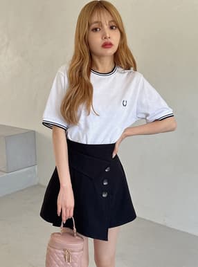 ライン入りエンブレム刺繍Tシャツ