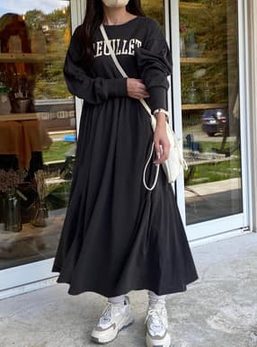 ロゴプリントギャザー切替フレアワンピース