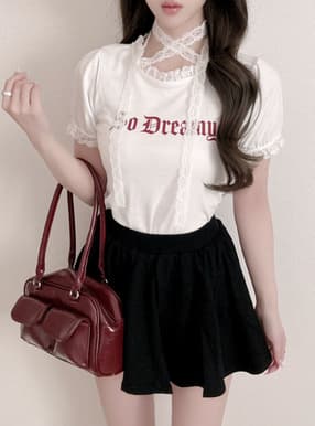 クロスネックレースロゴプリントTシャツ