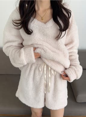 ボアVネックトップス×ショートパンツセットアップ