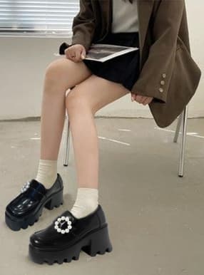 厚底パールバックルレザーローファー